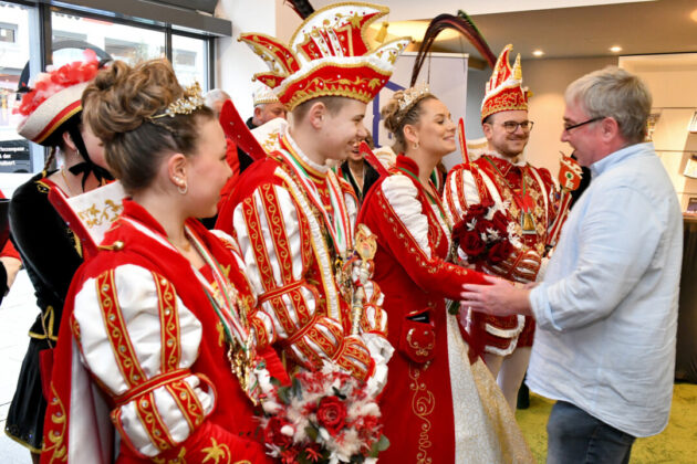 Karnevalskostüme, Personen feiern, rote Gewänder.