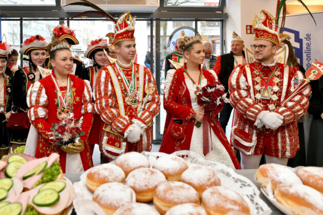 Karnevalsprinzenpaar vor Krapfenbuffet.