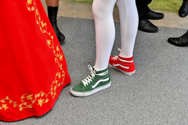 Rote und grüne Sneaker, traditionelles Kleid.