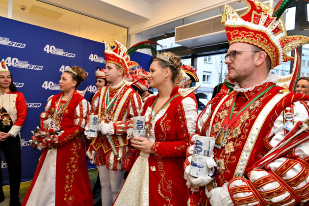 Karnevalsprinzessin und -prinz in traditionellen Kostümen.