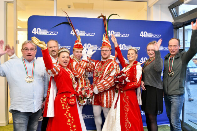 Karneval-Gruppe in traditionellen Kostümen feiert Jubiläum.