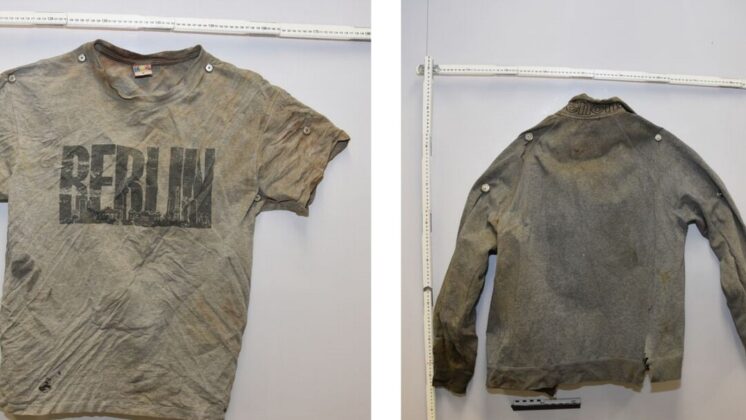 Vorder- und Rückseite eines verschmutzten grauen Shirts