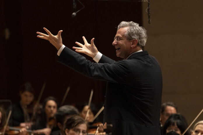 Fabio Luisi leitet ein Orchester. Foto: Sylvia Elzafon