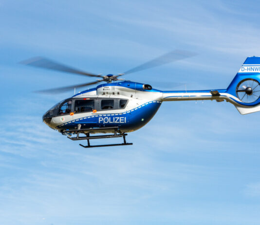 Überfall in der Heiligenhauser City: Fahndung per Hubschrauber Ein Polizeihubschrauber in der Luft. Foto: Polizei/Symbolbild