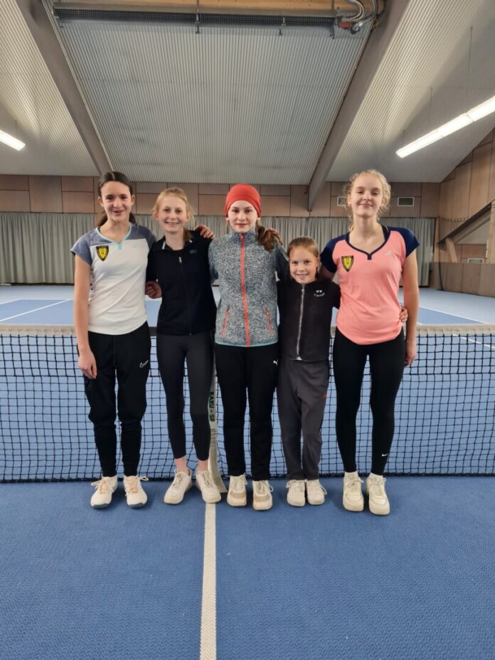 Junge Tennisspielerinnen in der Halle.
