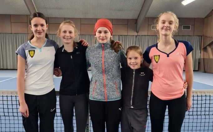 Junge Tennisspielerinnen in der Halle.