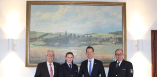 Polizeihauptkommissarin Anke Arendsen Hein (2.v.l.) übernimmt die zuletzt vakante Stelle als Chefin der Polizeiwache an der Sedentaler Straße in Hochdahl. Bürgermeister Christoph Schultz (2.v.r.), Landrat Thomas Hendele (1.v.l.) und Thomas Schulte (1.v.r.), Leiter der Kreispolizeibehörde Mettmann, gratulierten im Erkrather Rathaus. Foto: Stadt Erkrath