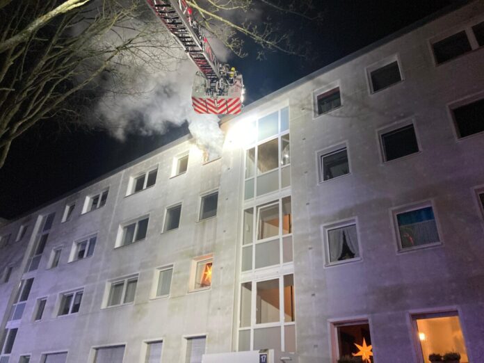 Feuerwehr bekämpft Wohnungsbrand bei Nacht.
