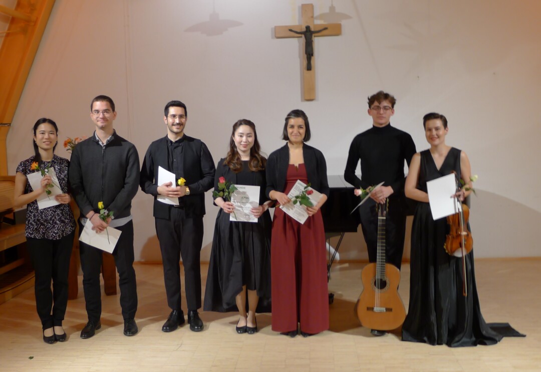 Musikergruppe mit Instrumenten und Urkunden in Kirche