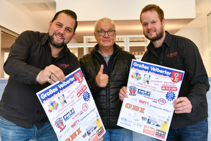 Drei Männer präsentieren Veranstaltungsplakat mit Daumen hoch.