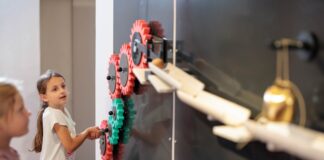 An den Mitmach-Stationen der Ausstellung finden sich clevere Lösungen für unterschiedliche technische Probleme. Foto: LVR-ZMB/Stefan Arendt