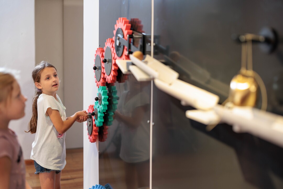 An den Mitmach-Stationen der Ausstellung finden sich clevere Lösungen für unterschiedliche technische Probleme. Foto: LVR-ZMB/Stefan Arendt