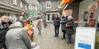 Menschen bei Bürgergespräch der Senioren Union CDU.