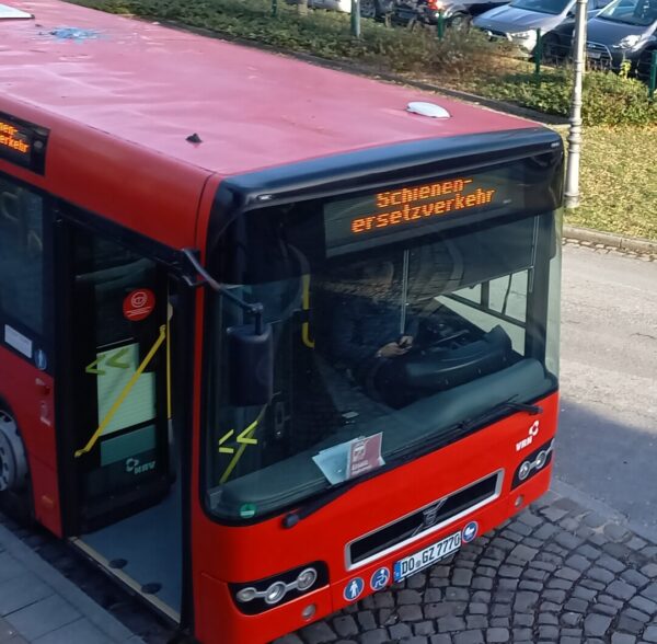 Roter Bus mit "Schienenersatzverkehr"-Anzeige in Deutschland.