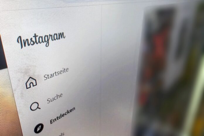 Instagram-Webseite Navigationsmenü auf Bildschirm.