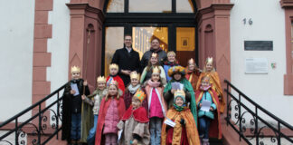 Bürgermeister Christoph Schultz empfing die Sternsinger der Erkrather Pfarrgemeinschaft St. Johannes der Täufer und Mariä Himmelfahrt im Rathaus. Foto: Stadt Erkrath