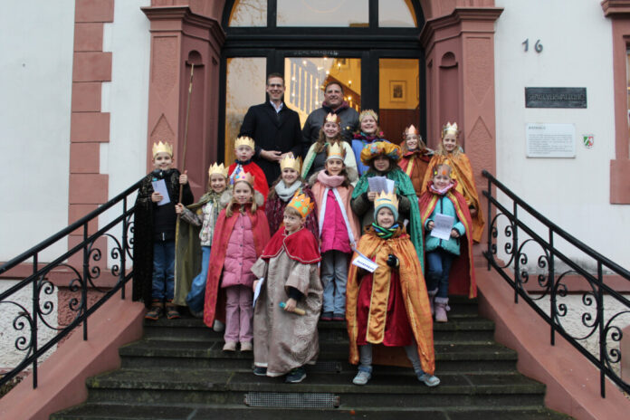 Bürgermeister Christoph Schultz empfing die Sternsinger der Erkrather Pfarrgemeinschaft St. Johannes der Täufer und Mariä Himmelfahrt im Rathaus. Foto: Stadt Erkrath