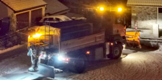 Entwarnung nach Eisglätte: Seit acht Uhr im Normalbetrieb Schneeräumfahrzeug bei Nacht in Aktion.