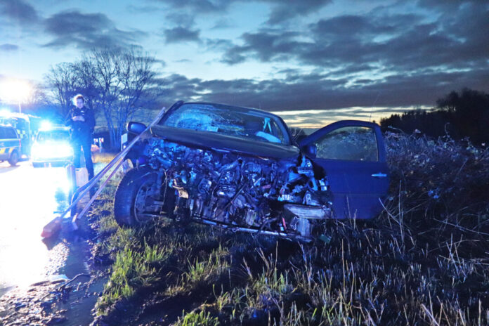 Verunfalltes Auto bei Nacht, Polizei und Einsatzfahrzeuge.