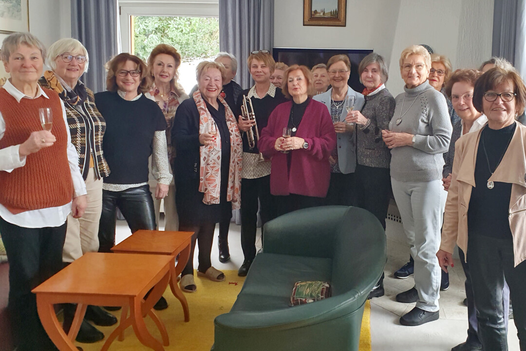 Gruppe älterer Damen feiert zusammen.