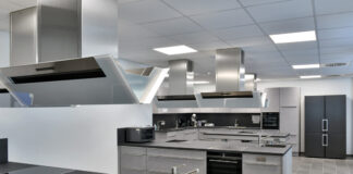 Nachbarschaftsküche Velbert: Gemeinsam kochen und voneinander lernen Moderne Großküche mit Edelstahlausstattung.