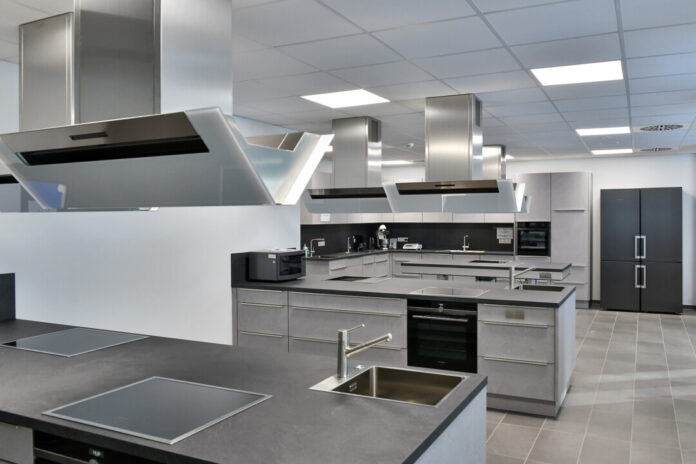 VHS_Programm_Leitung_Velbert_Heiligenhaus_Volkshochschule_MK5_5090 Moderne Großküche mit Edelstahlausstattung.