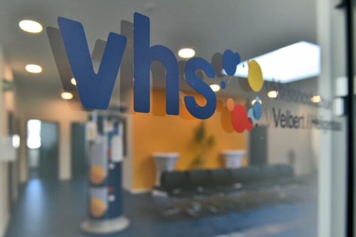 VHS Logo auf Glastür eines Bildungszentrums