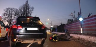 Auf der Düsseldorfer Straße verlor ein 58-Jähriger die Kontrolle über seinen Roller und rutschte mitsamt seinem Fahrzeug gegen einen Porsche Cayenne. Foto: Polizei