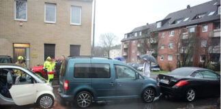 Straßenverkehrsunfall mit Feuerwehr und beschädigten Autos