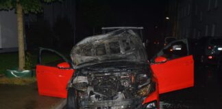 Unter anderem brannte dieser VW nahezu vollständig aus. Foto: Polizei/Archiv