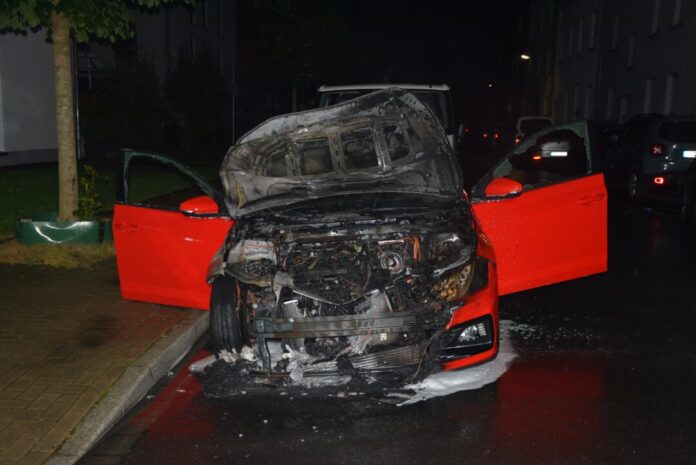 Unter anderem brannte dieser VW nahezu vollständig aus. Foto: Polizei/Archiv