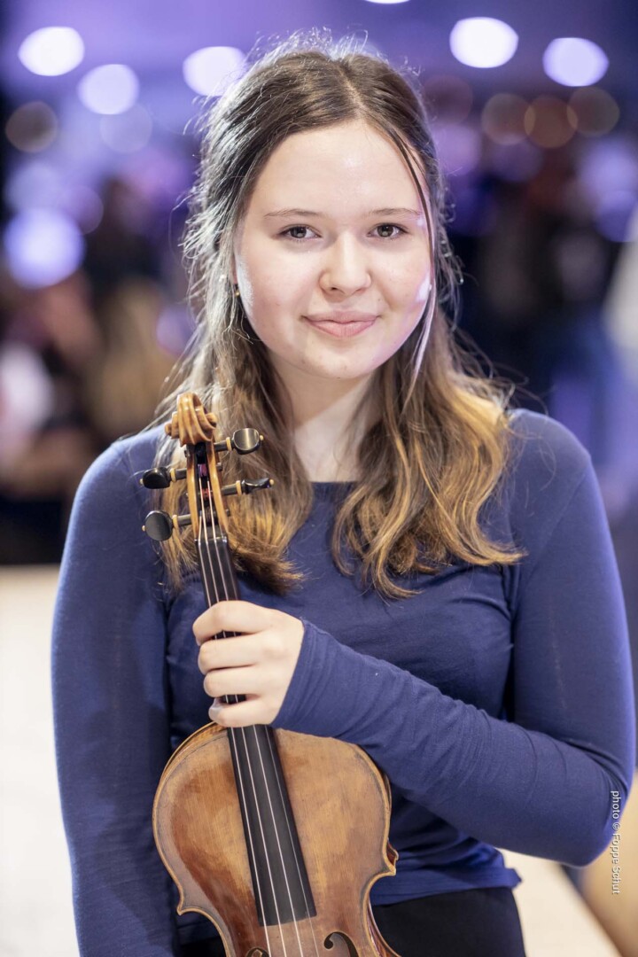 Junge Geigerin mit Violine bei Veranstaltung.