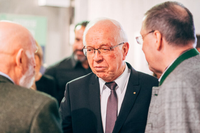 Herren im Gespräch bei Veranstaltung