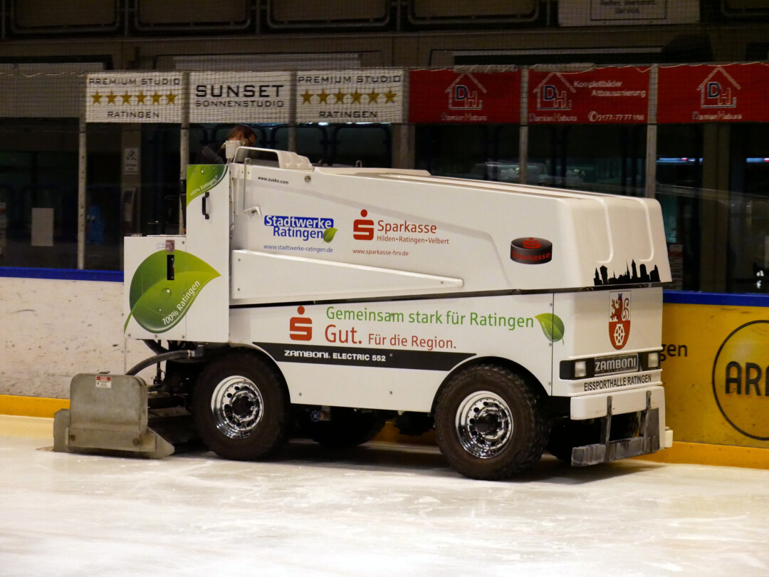 Auf der Eismaschine ist das Logo der Stadtwerke zu sehen. Foto: Ice Aliens