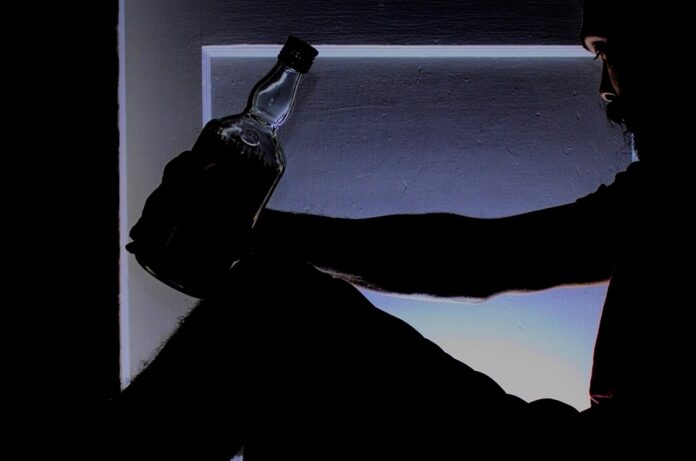 Ein Mann mit einer Alkoholflasche. Foto: pixabay