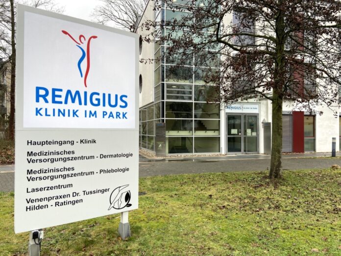 Schild der Remigius Klinik im Park.