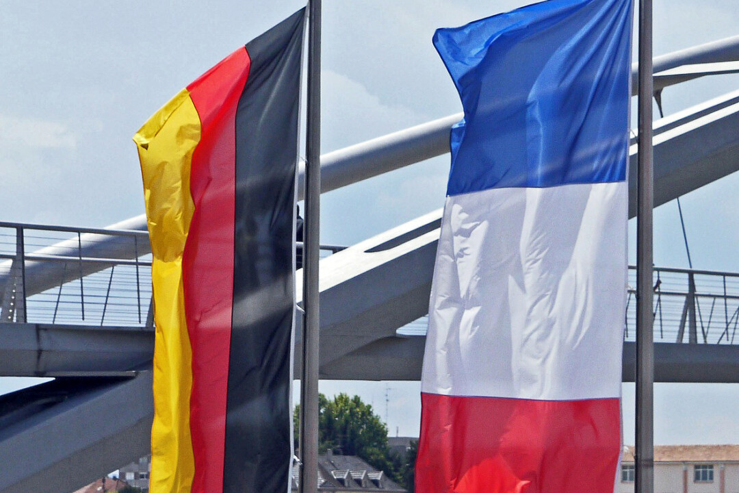 Deutsche und französische Flaggen im Wind.