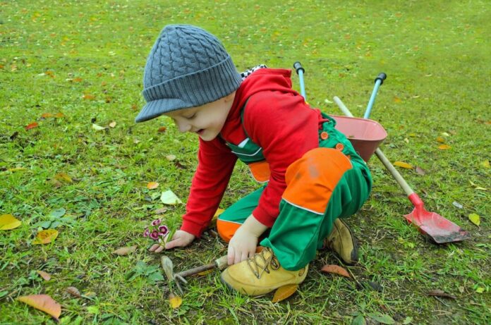 Kind spielt im Herbstgarten