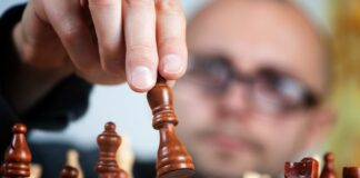Ein Mann spielt Schach. Foto: pixabay/jarmoluk