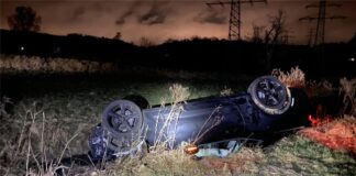 Der beschädigte Camaro nach dem Überschlag. Foto: Polizei