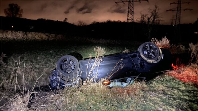 Der beschädigte Camaro nach dem Überschlag. Foto: Polizei