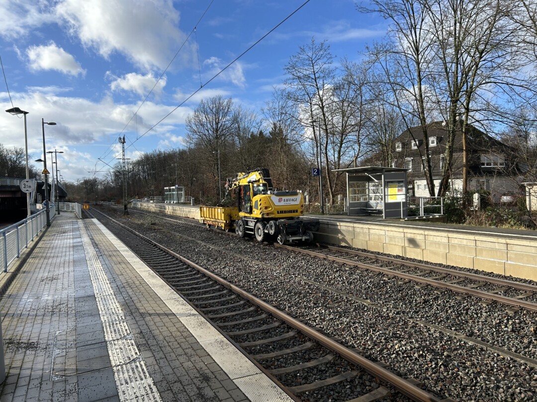 Auch wenn Bauarbeiten in Hösel schon laufen, so könnte der Bahnverkehr noch länger unterbrochen sein. Die CDU will durch forcierte Gespräche Verbesserungen erreichen. Foto: CDU-Fraktion Ratingen