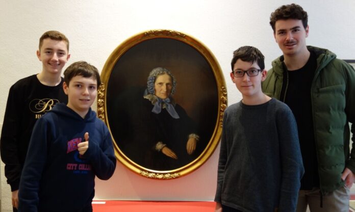 Gruppenbild mit Dame im Heinrich-Heine-Institut (von links nach rechts): Klevis, Domenic, Gero und Erion Diku. Foto: Stadt Ratingen