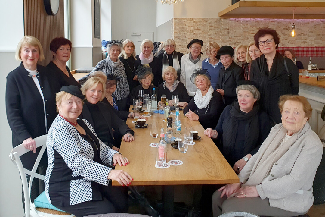 Gruppe älterer Damen beim geselligen Beisammensein.