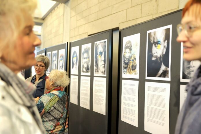 Portraits und Geschichten werden in der Ausstellung kombiniert. Foto: Volkmann