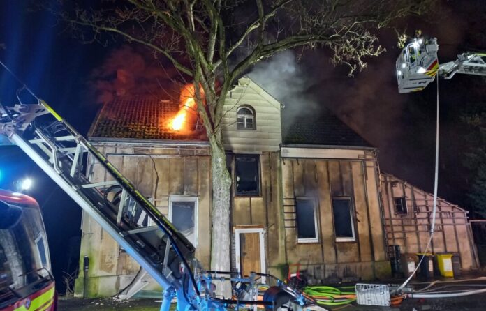 Flammen aus dem Dachgeschoss des Wohnhauses. Foto: FW Dortmund