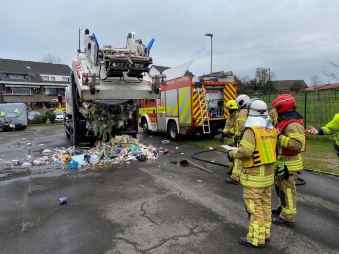 Wegen eines Brandes in einem Müllfahrzeug rückte die Feuerwehr aus. Foto: FW Ratingen
