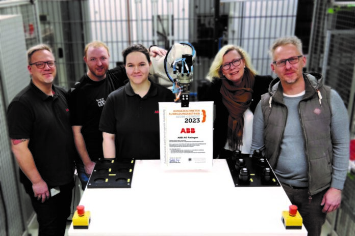 Die Ausbilder am Standort Ratingen: Tomasz Zwolski - Ausbilder Elektroberufe, Daniel Schütz- Ausbilder Metalltechnik, Melissa Menningen - Ausbilderin Mechatronik, Christina Esser – Ausbildungskoordinatorin, Lars Homann - Leiter gewerbliche Ausbildung. Foto: ABB