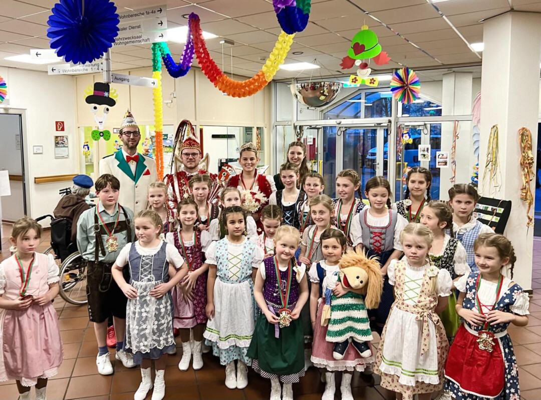 Kinder in traditioneller deutscher Tracht feiern Karneval.