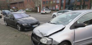 Einer der beiden beschädigten Wagen nach dem Unfall in Hilden. Foto: Polizei